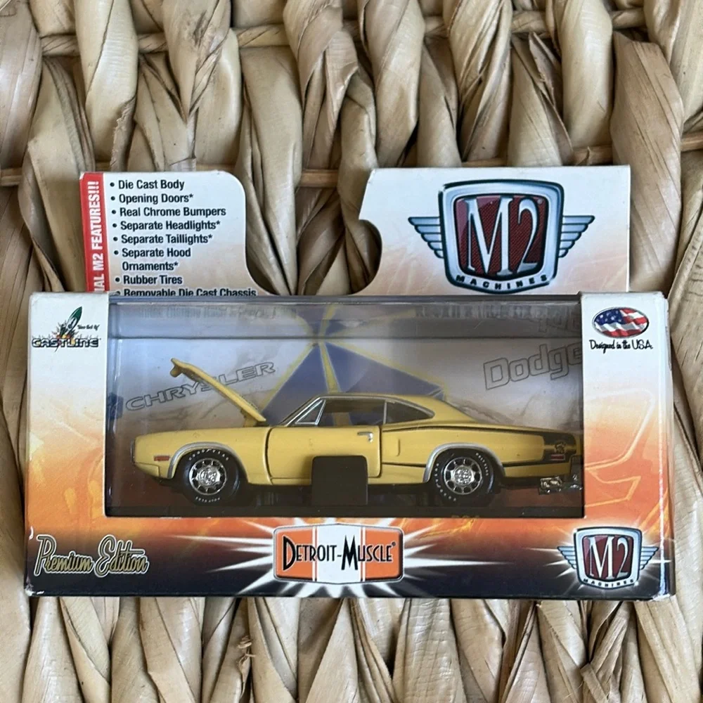 M2 Machines Detroit Muscle 1970 Yellow Dodge Super Bee 383 Premium Diecast Car